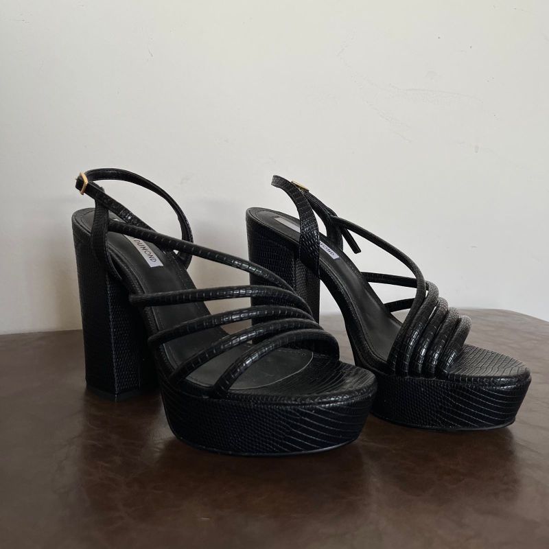 Sandália Preta de Salto Grosso Dumond com Textura de Cobra