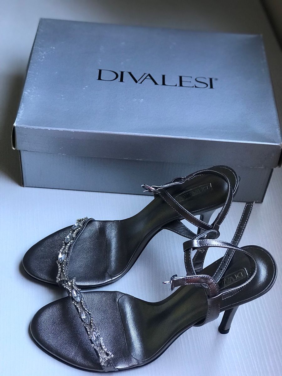 sandalia prata envelhecida salto grosso