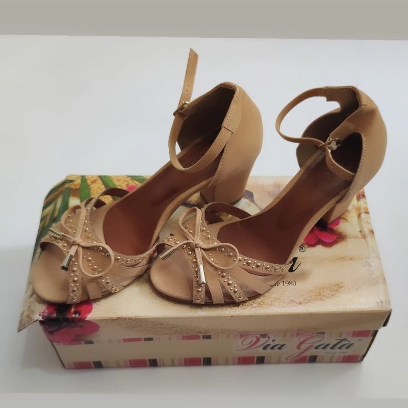 Sandália Salto Baixo com Laço Bege 33/34 Coisa Mais Linda Usado