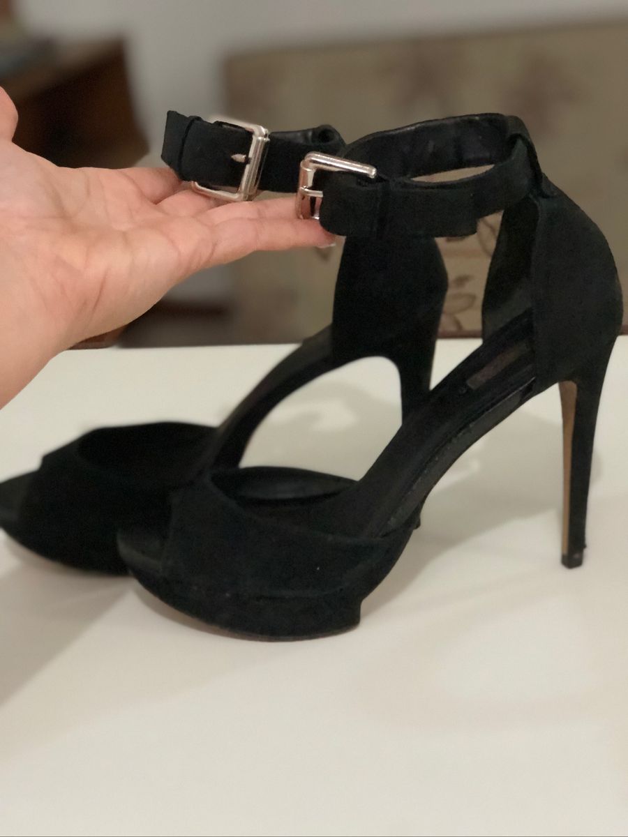 sandalia preta salto fino arezzo