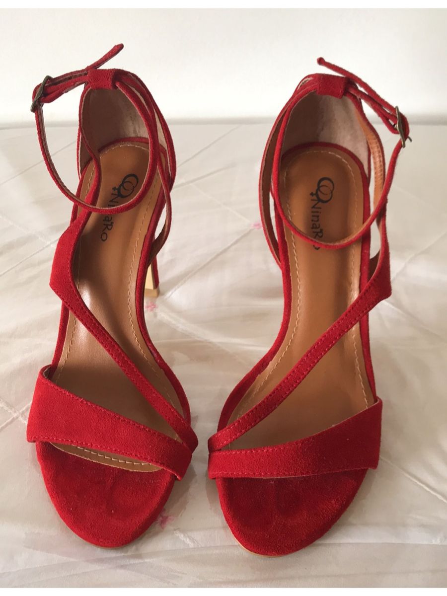 sandalia vermelha salto fino