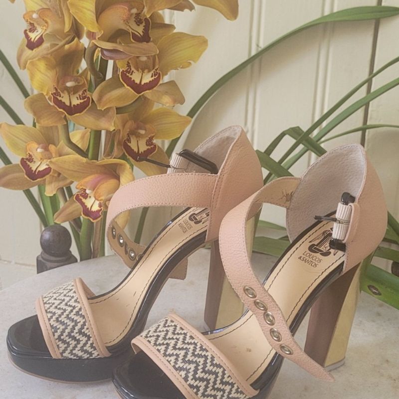 Sandália Salto Grosso e Detalhe Tribal da Loucos e Santos Loucos