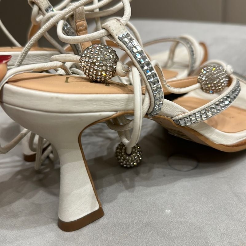 Sandália Salto Médio e Amarração Luiza Barcelos Sandália