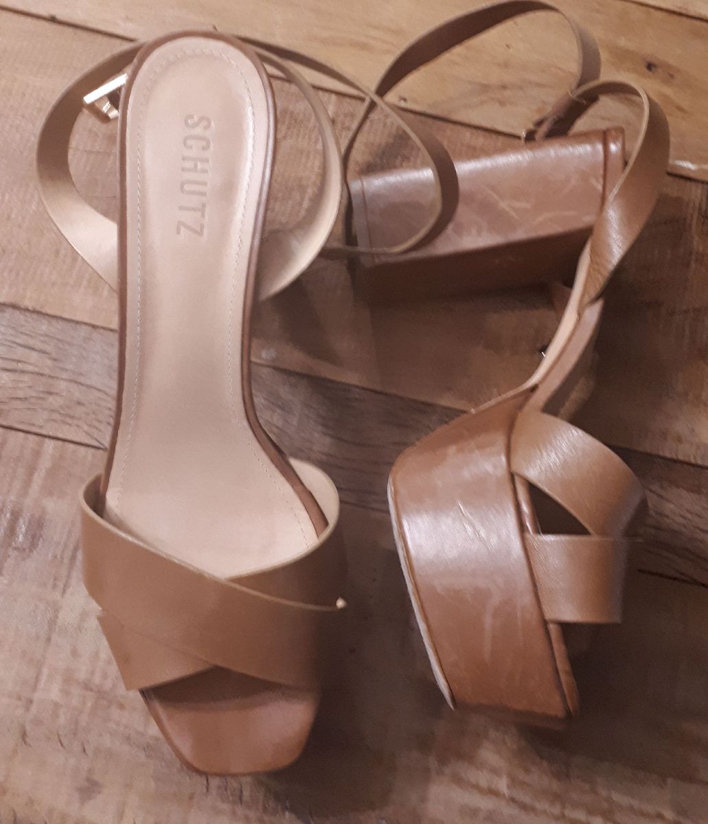 schutz sandalia salto grosso
