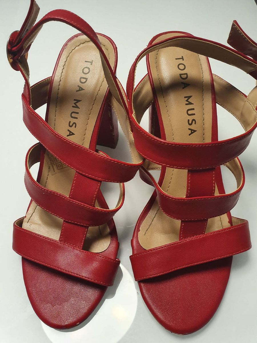 sandalia vermelha salto grosso