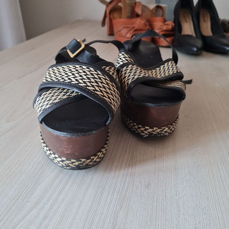 Sandália couro via mia best sale flatform preta