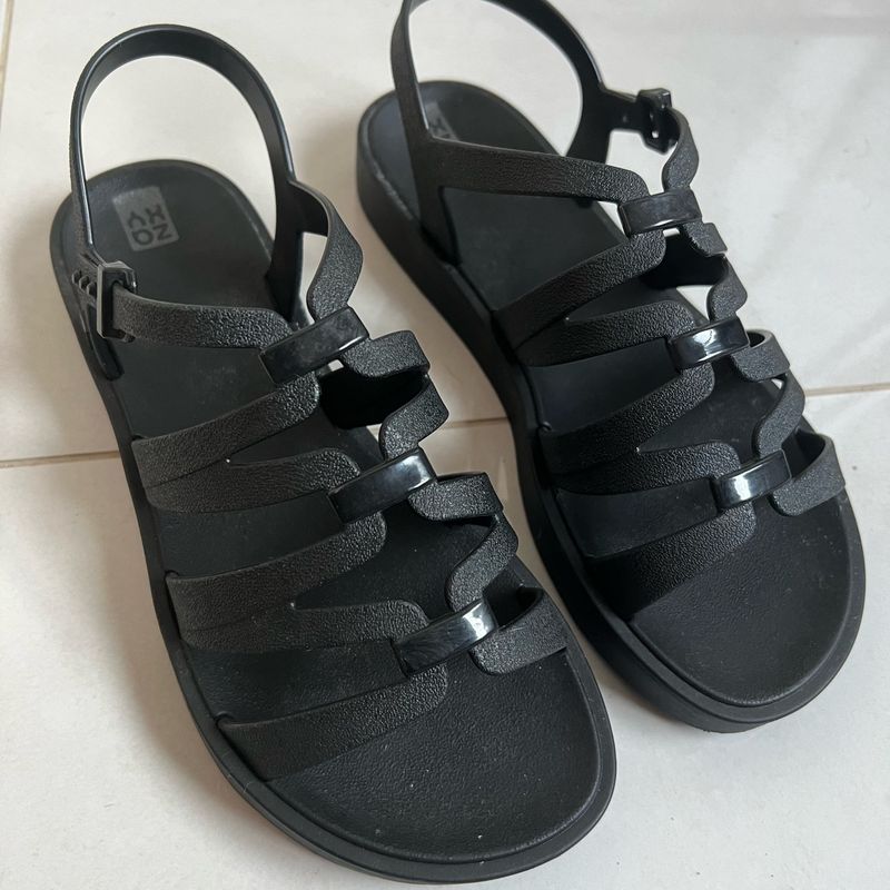 Sandália Zaxy Preta Grandene Tamanho 36 Rasteira Feminina Zaxy Usado  103816765 enjoei