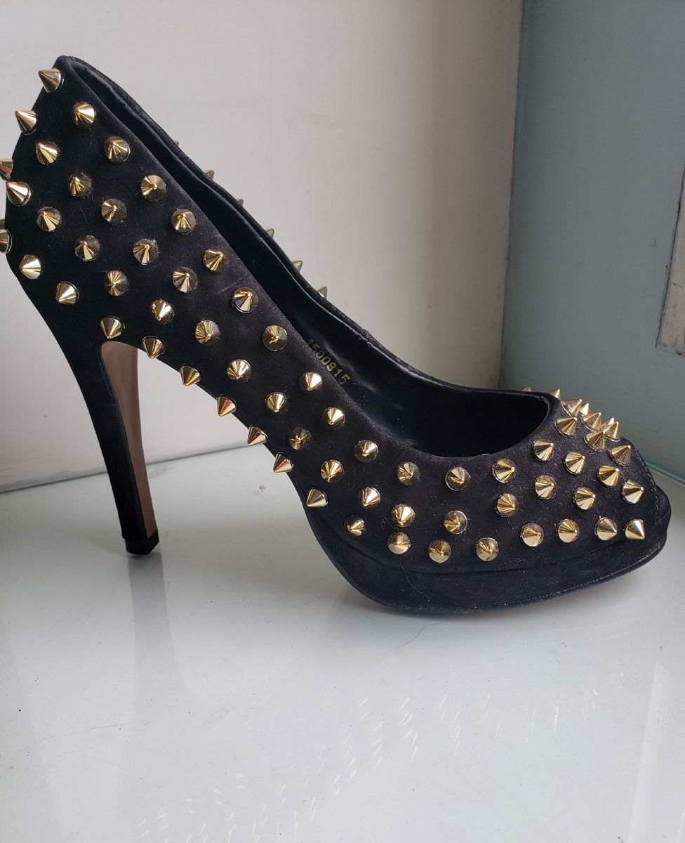 sapato com spikes santa lolla