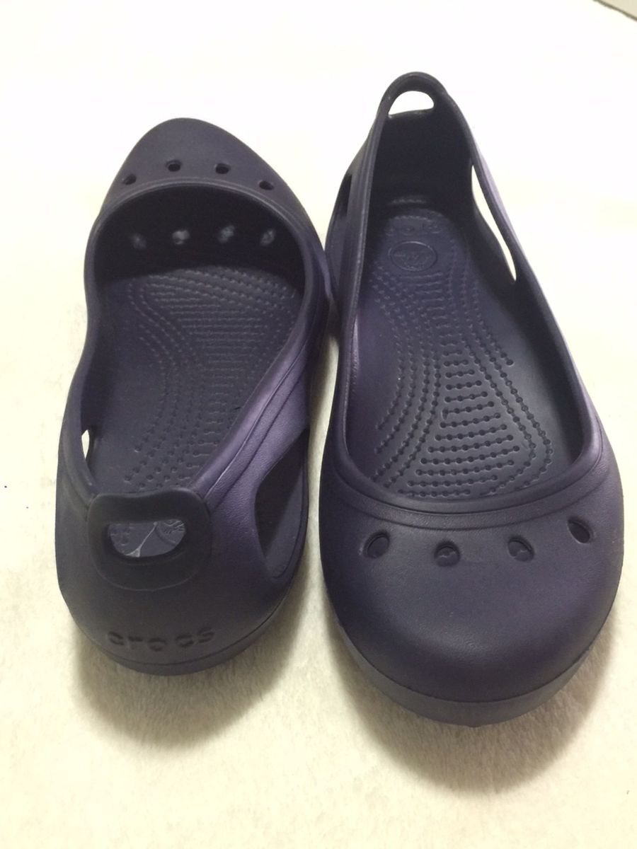 sapatos crocs feminino fechado