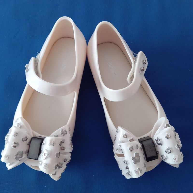 Sapatilha Mini Melissa Bege com Laço Detalhes Preto e Prata 22