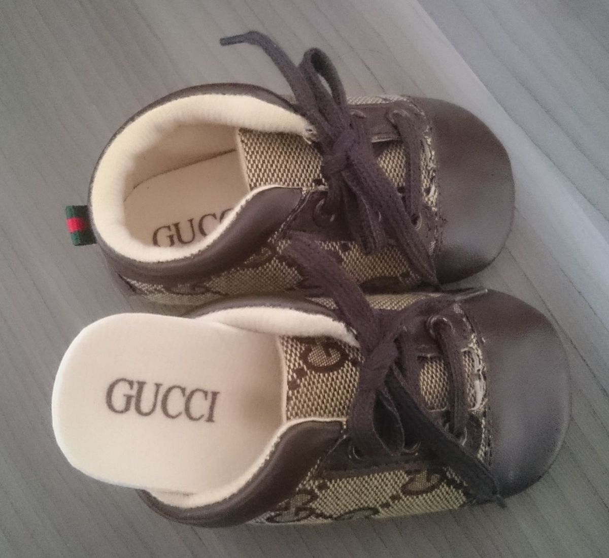 Sapatinho best sale gucci bebe