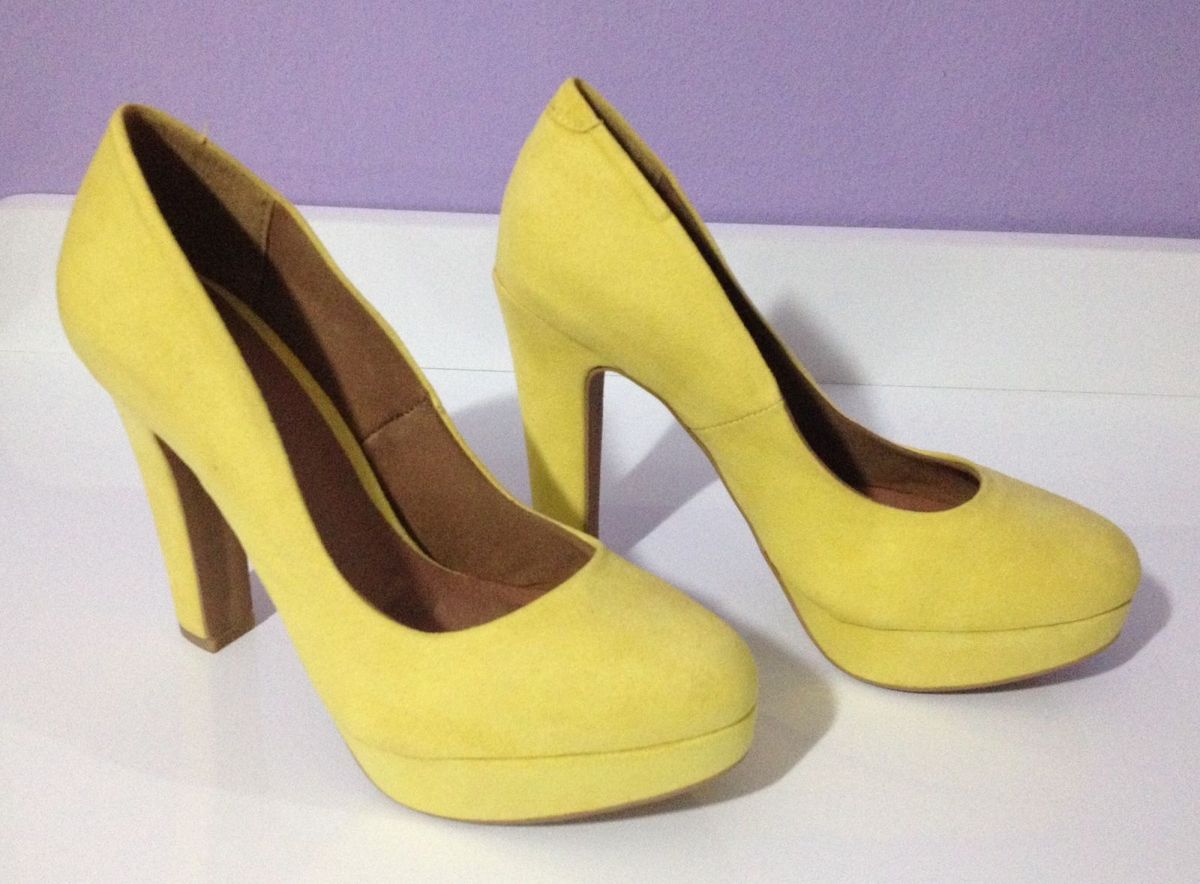 sapato amarelo