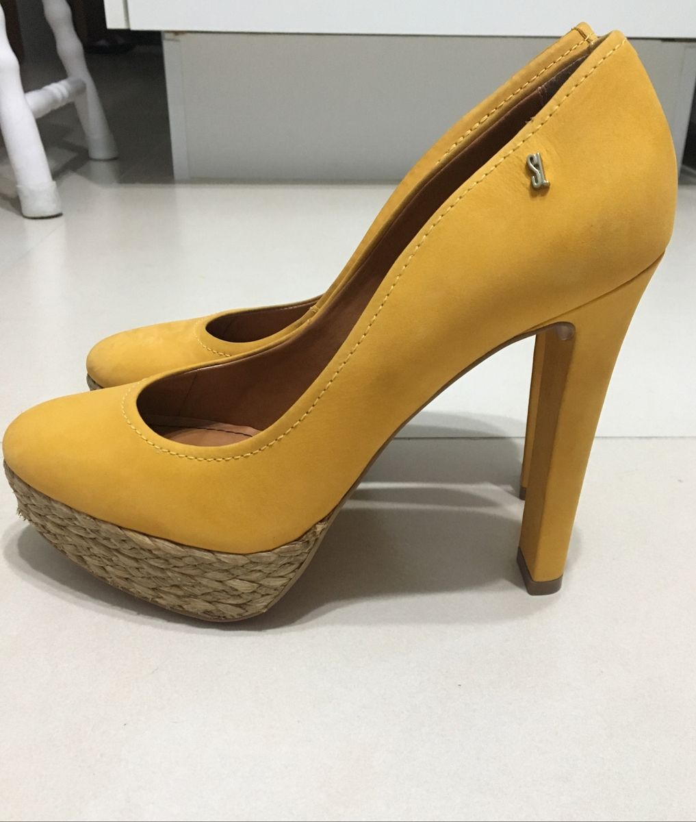 sapato amarelo