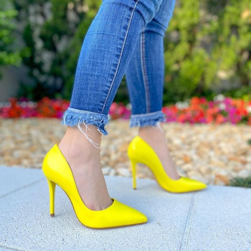 Scarpin amarelo hot sale arezzo