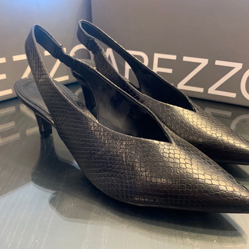 Sapato Arezzo Fechado em Couro Preto e Salto Baixo Novo Sapato