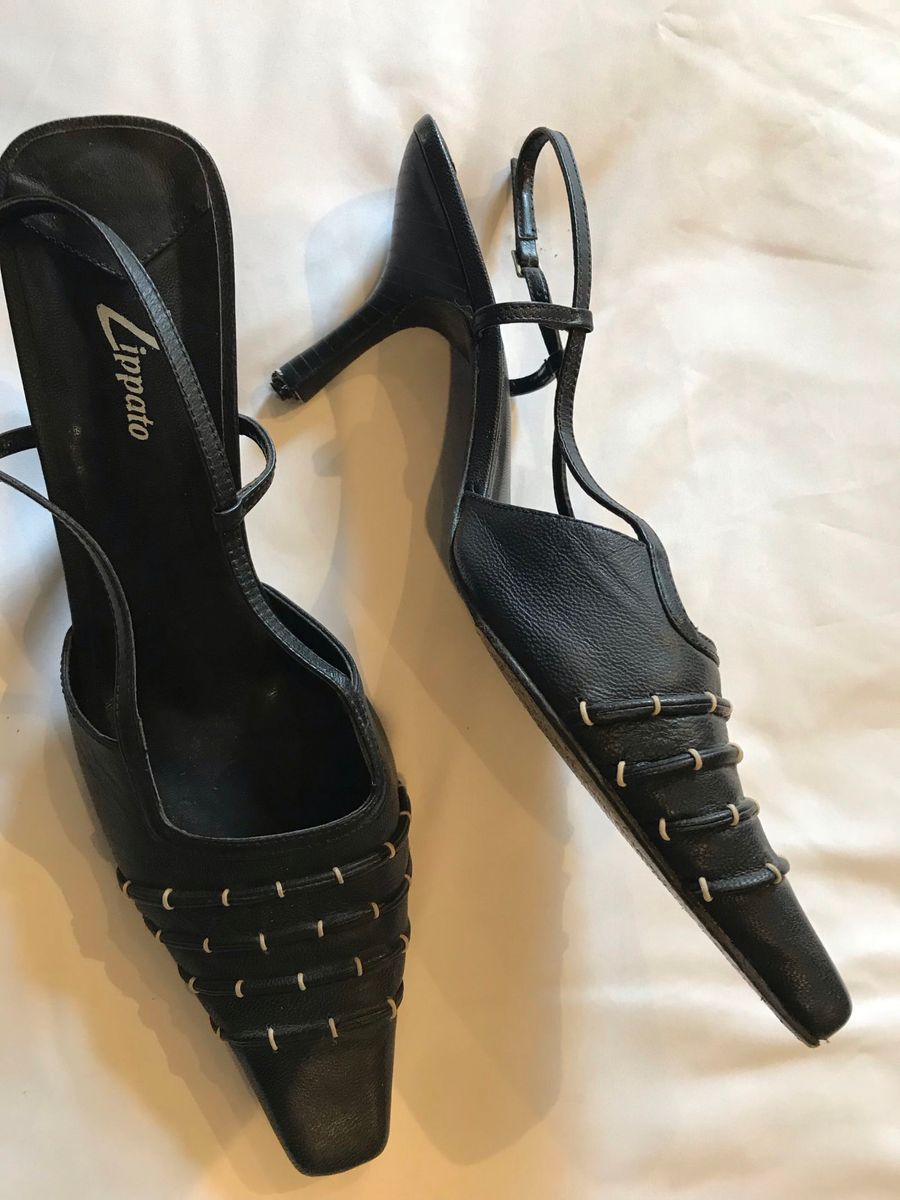 sapatilha bico fino aberta atras