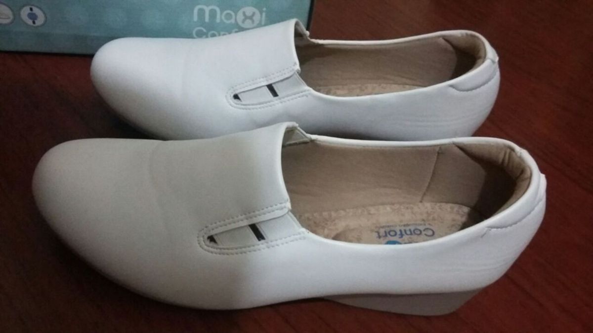 sapato branco confortavel