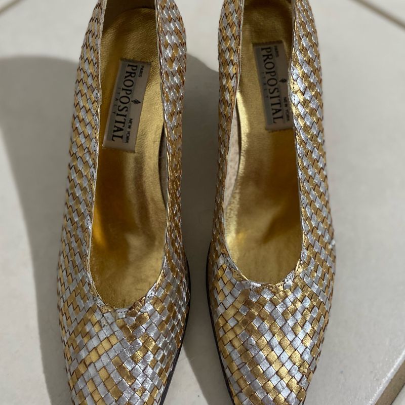 Sapato branco com sales dourado