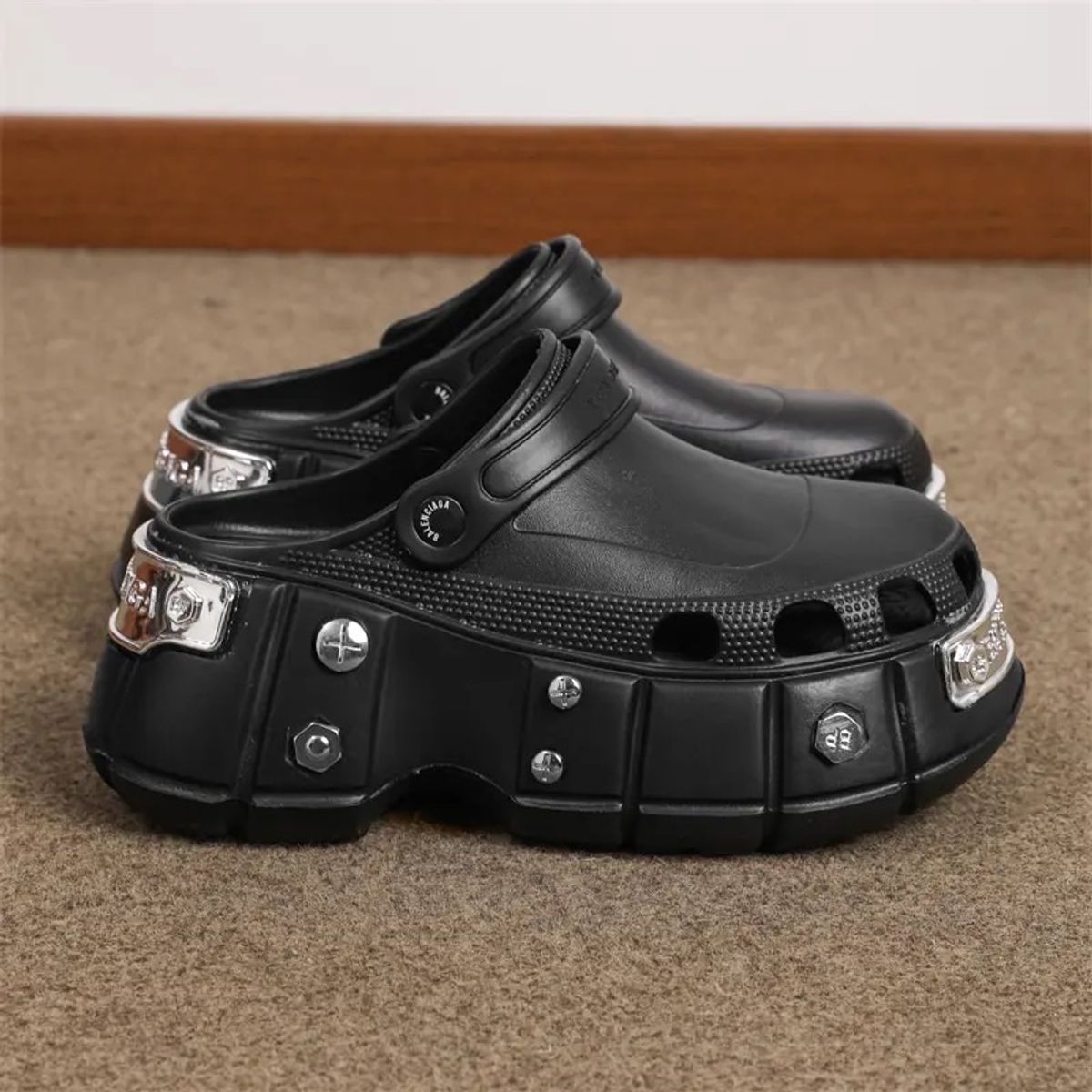 Sapato Chinelo Crocs Aplicações em Metal Edição Limitada Novo | Sapato ...