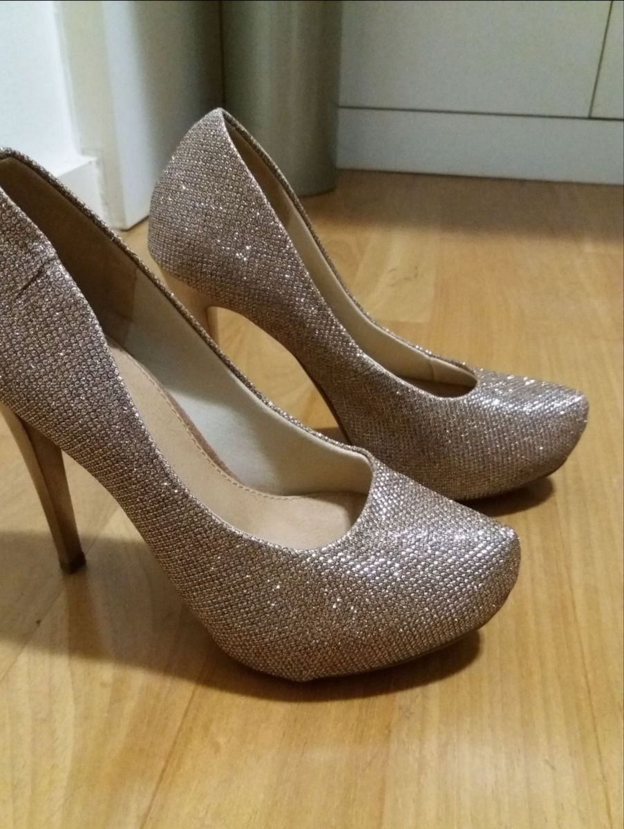 sapato dourado meia pata