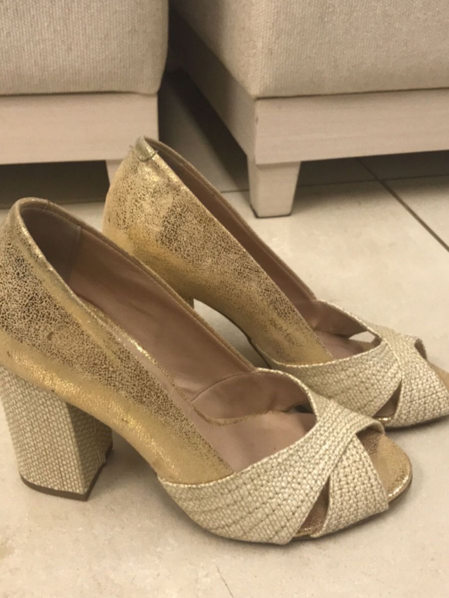 sapato salto grosso dourado