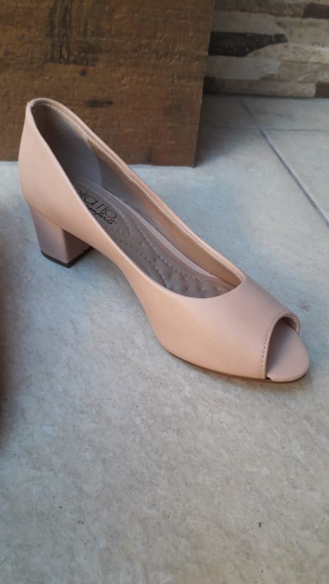 sapato salto grosso baixo aberto na frente