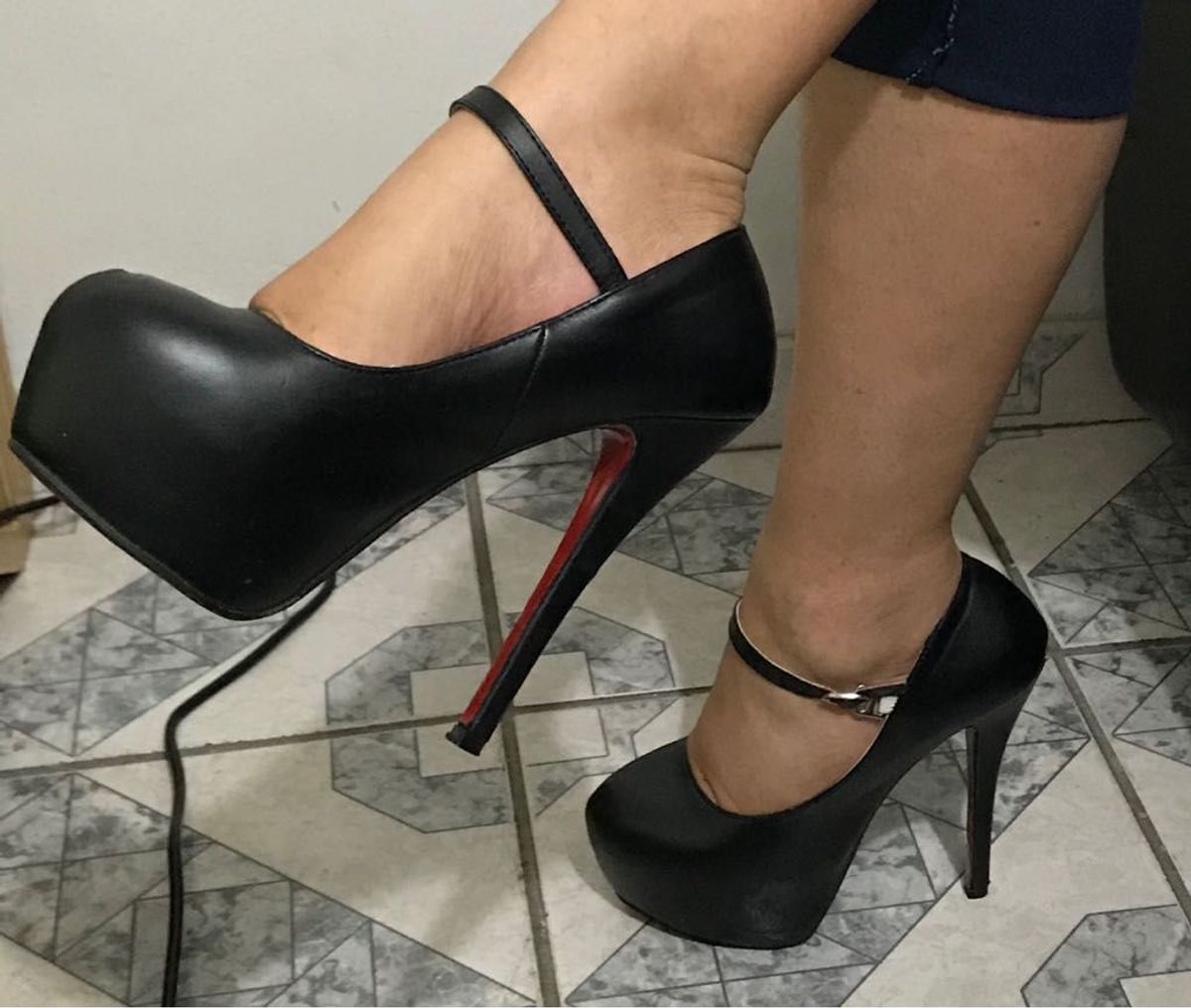 sapato de sola vermelha importado