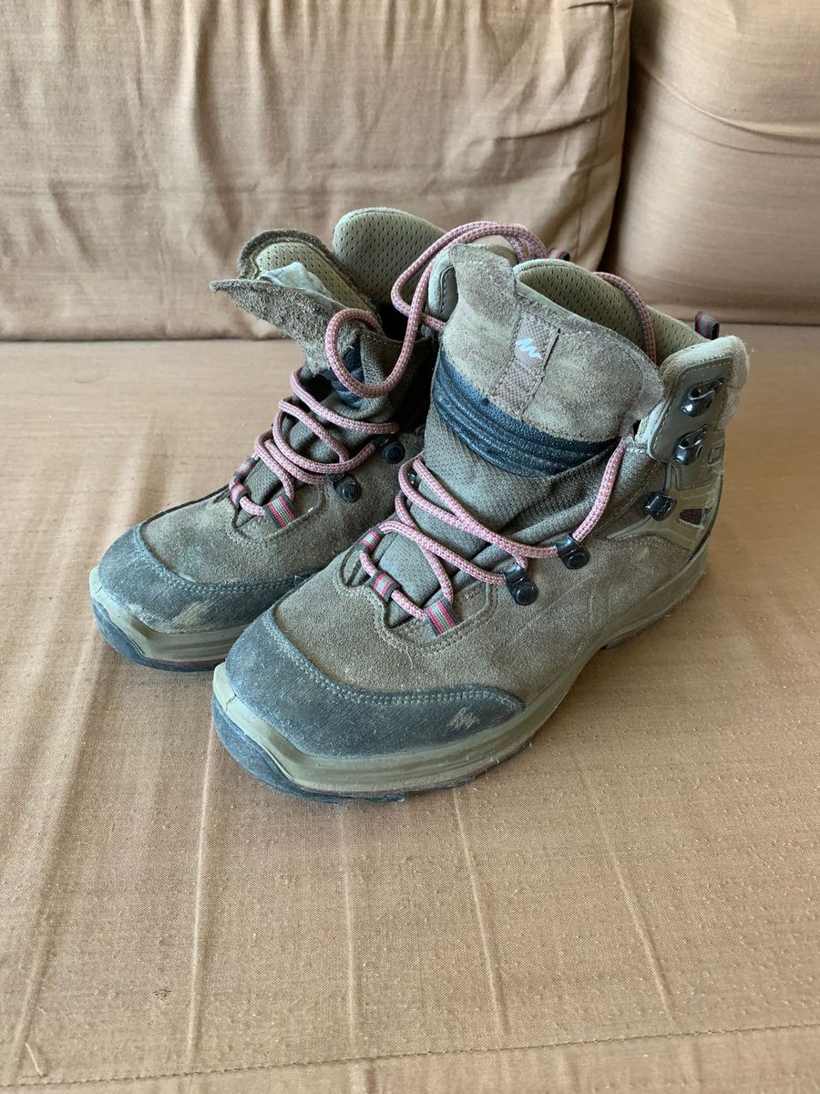 bota trekking feminina quechua