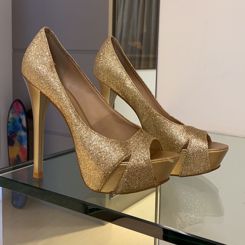 Sapato dourado hot sale com glitter