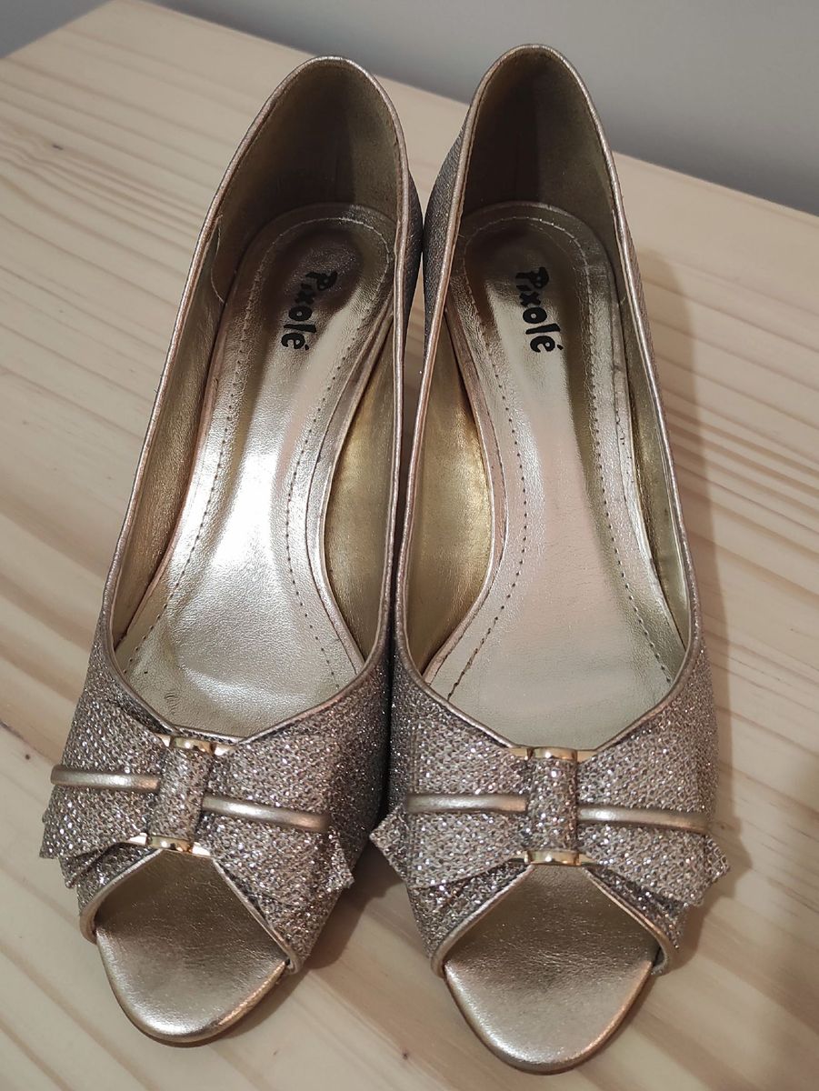 sapato dourado para festa