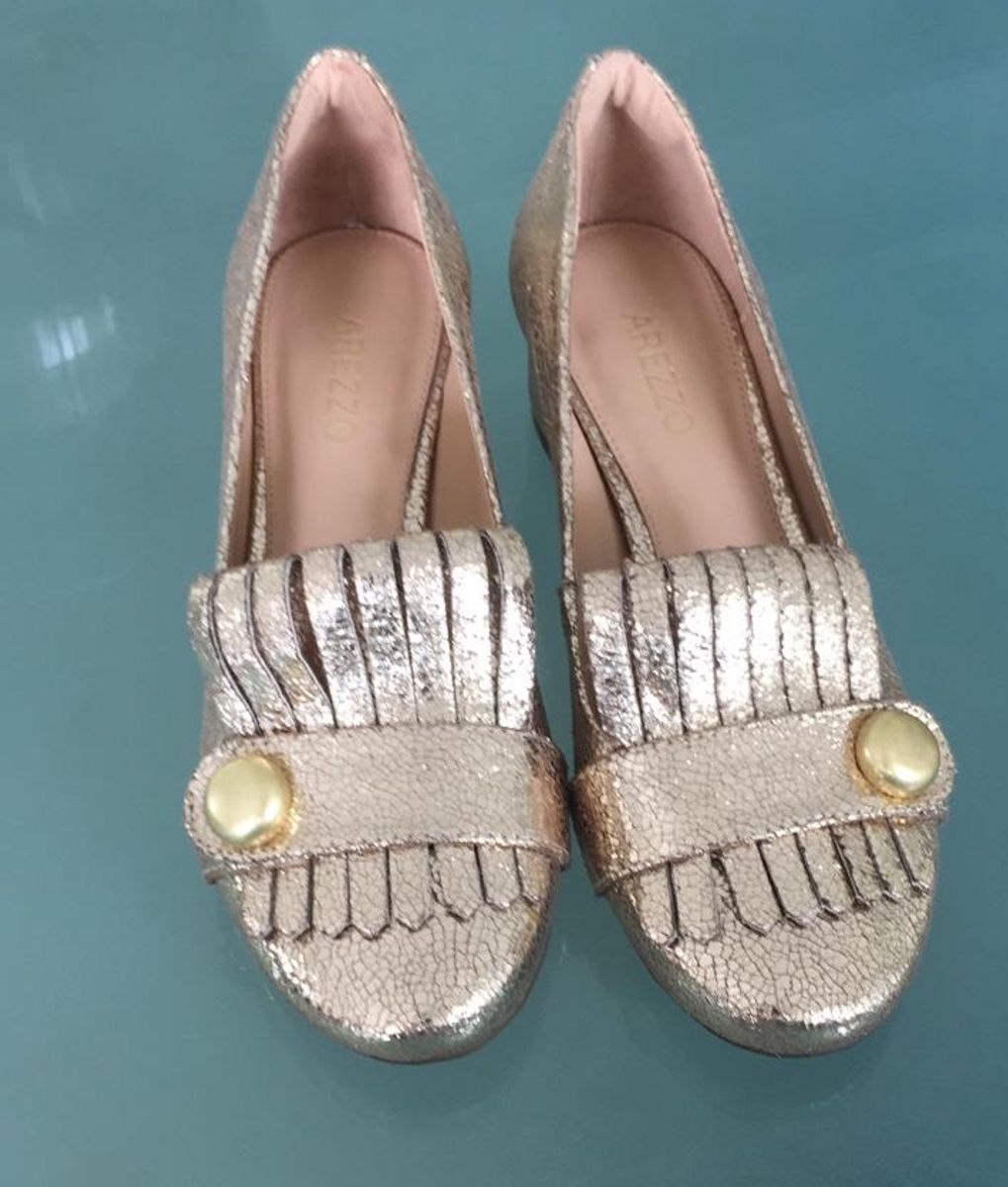 sapato dourado baixo