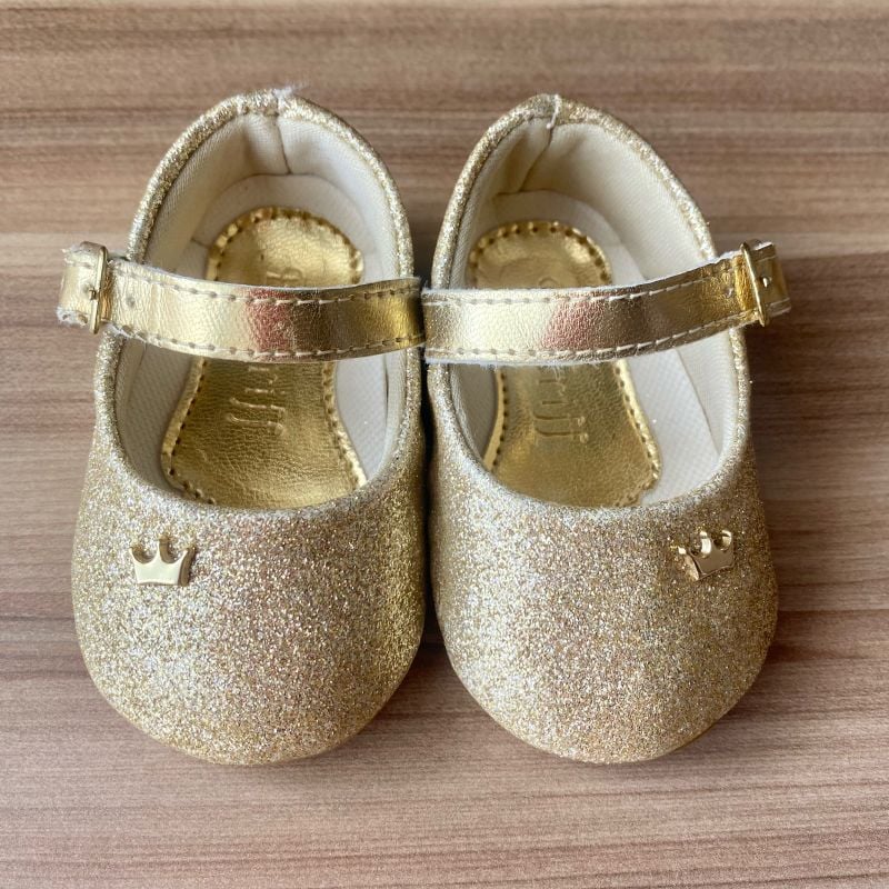 Sapato dourado store com glitter infantil