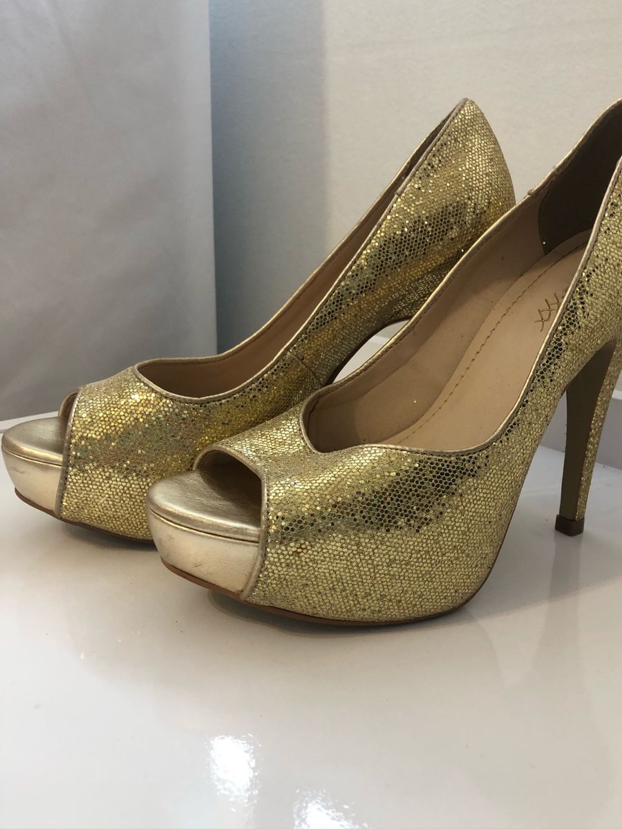 sapato dourado com glitter