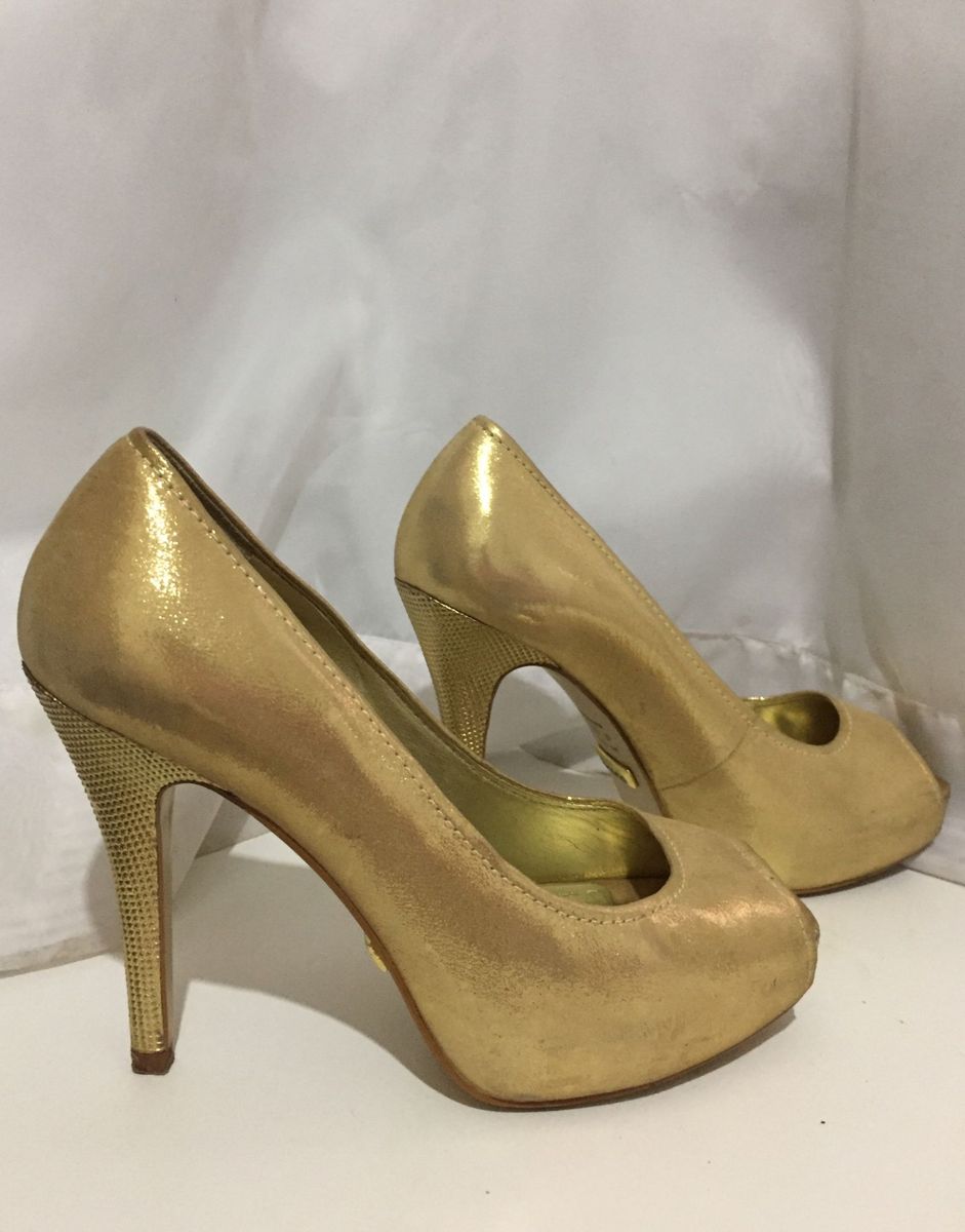 sapato dourado feminino