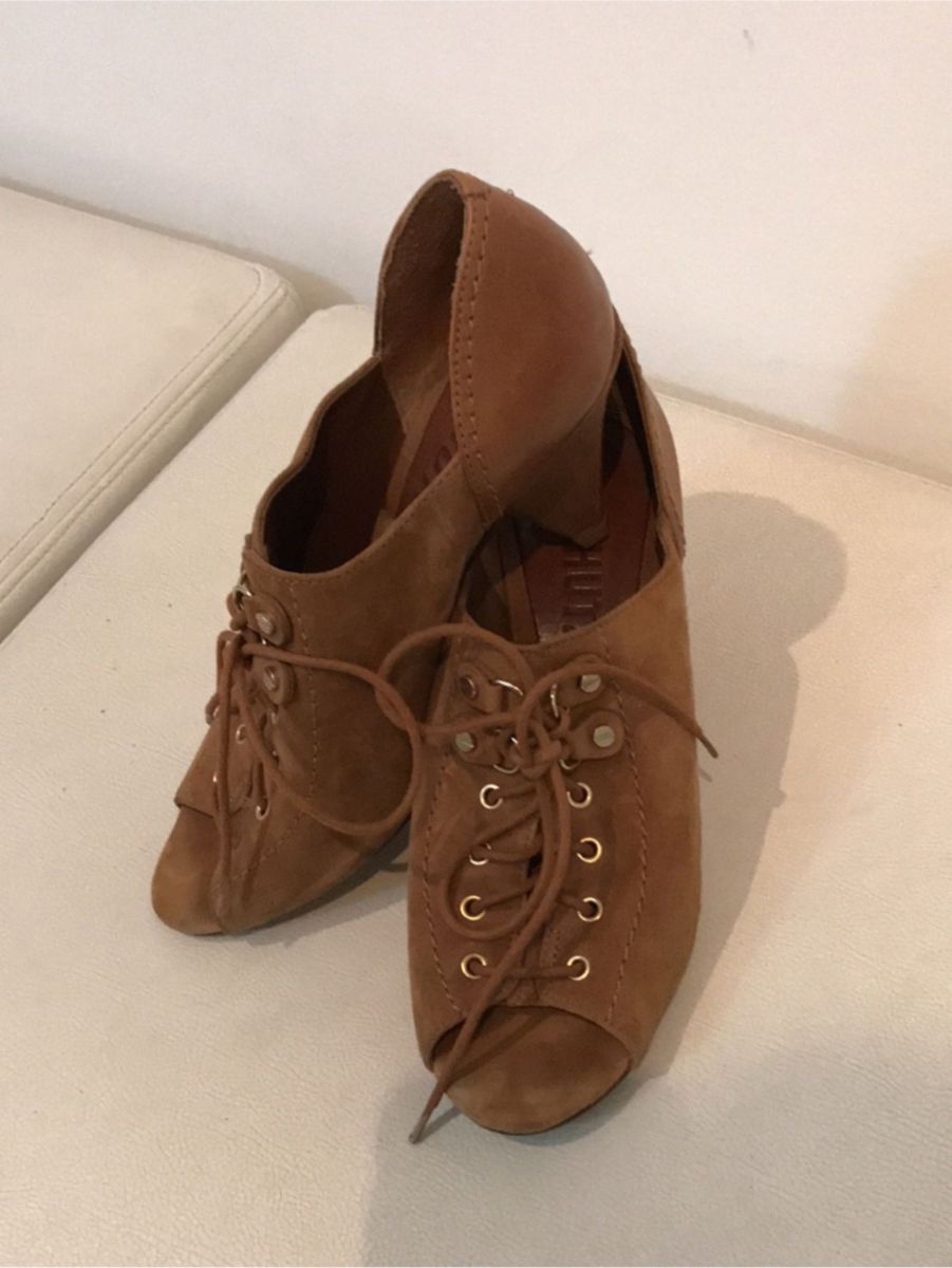 sapato tipo tenis com salto