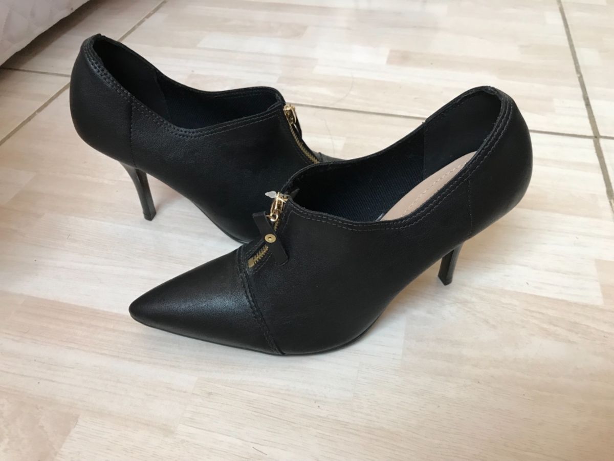 sapato fechado bico fino