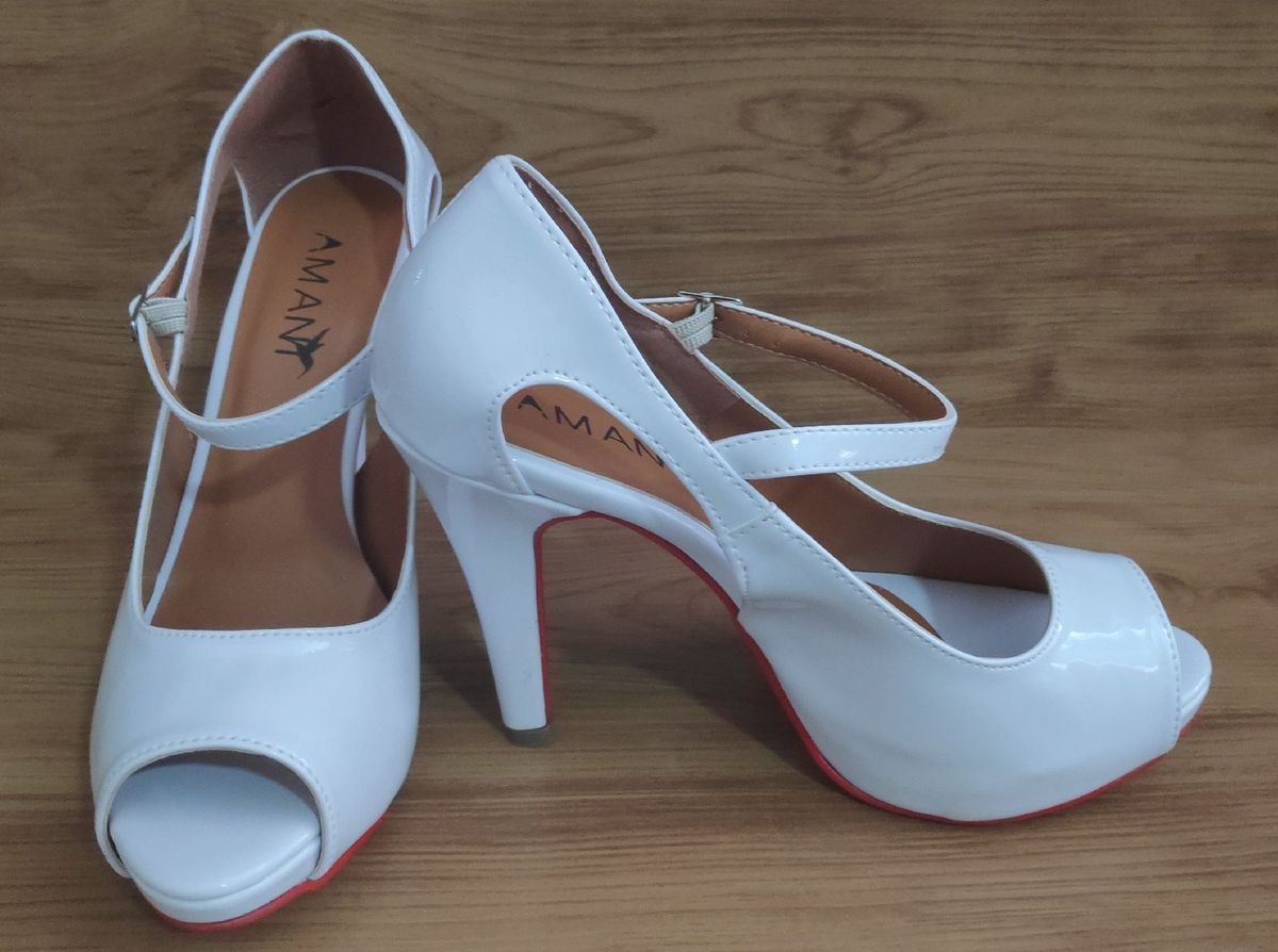 scarpin branco solado vermelho