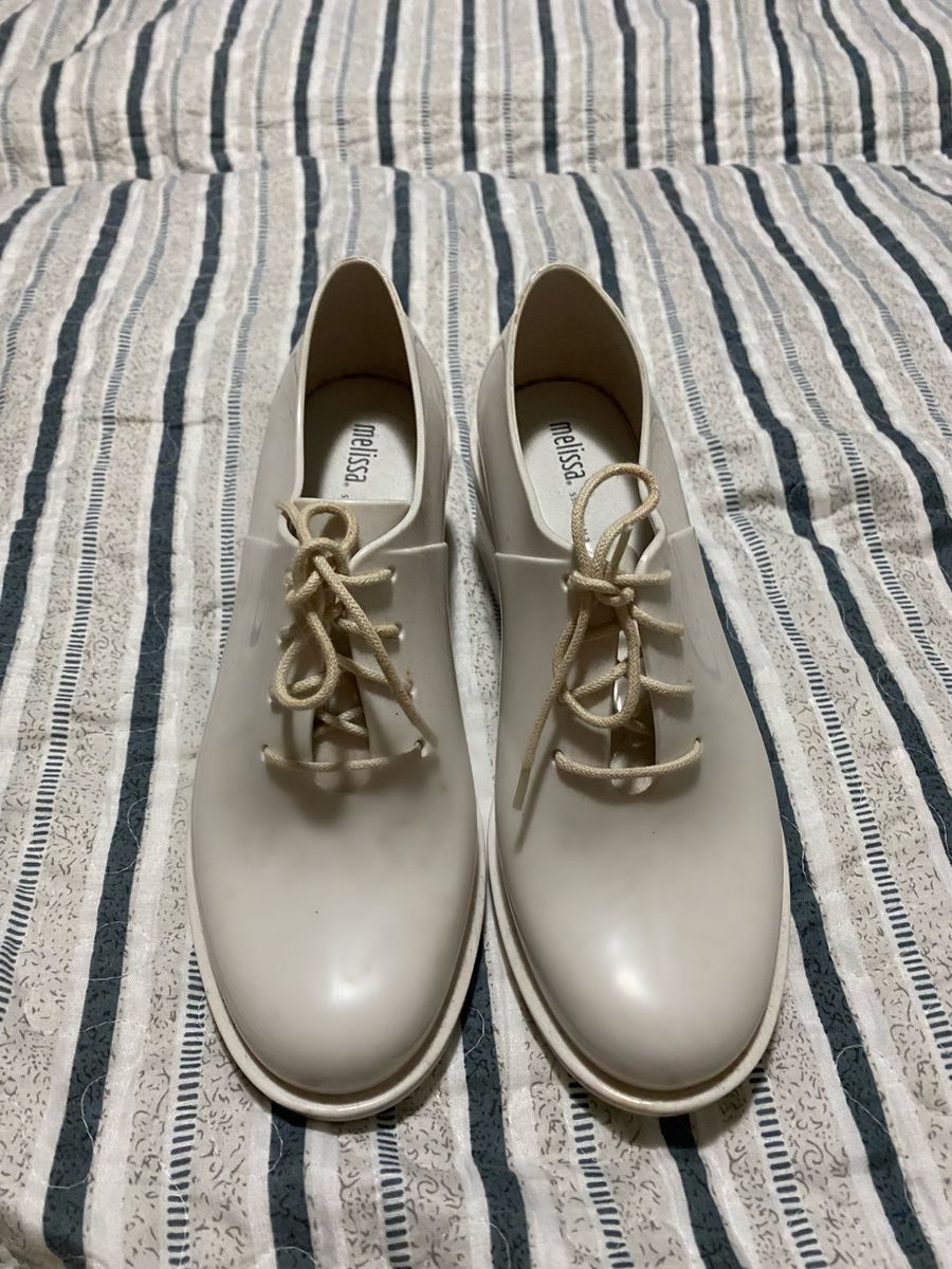 Sapato branco da store melissa