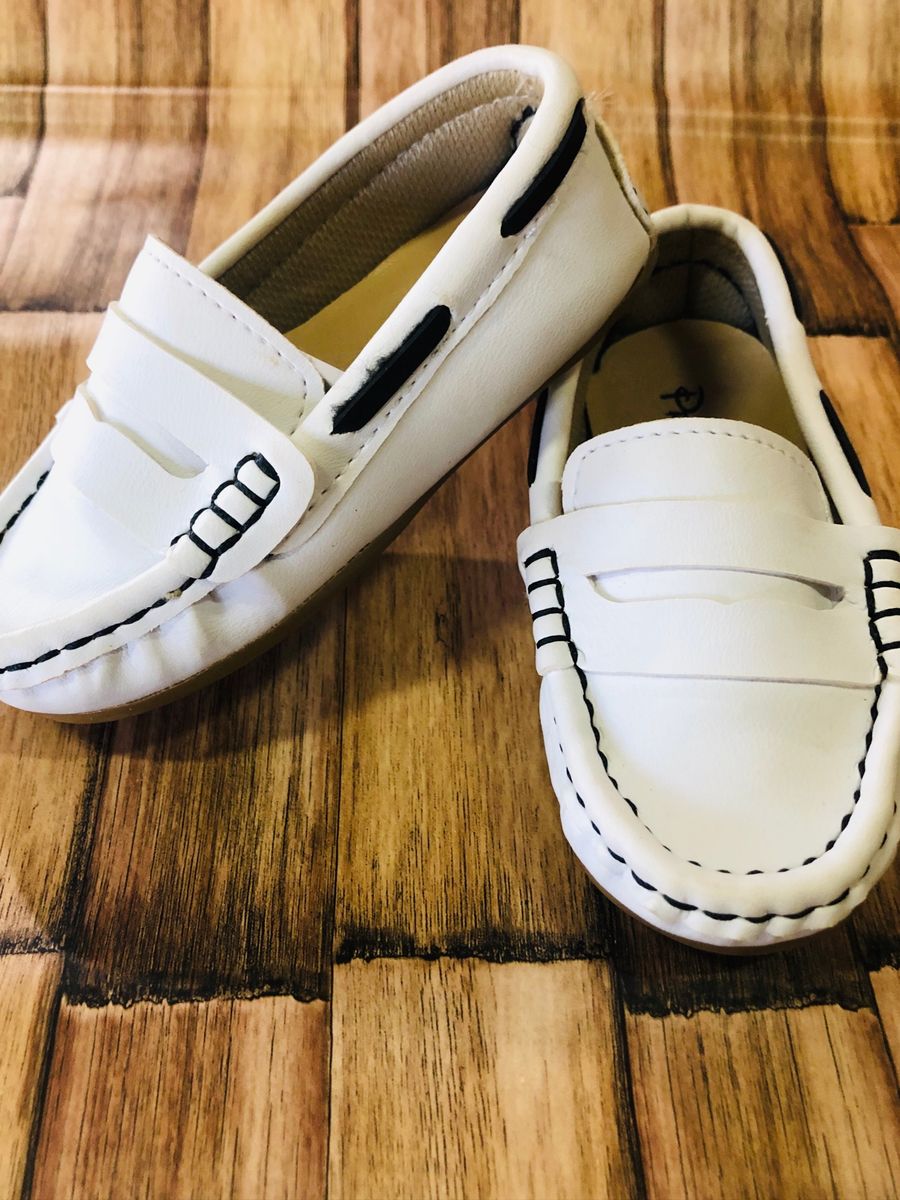 sapato de menino pequeno