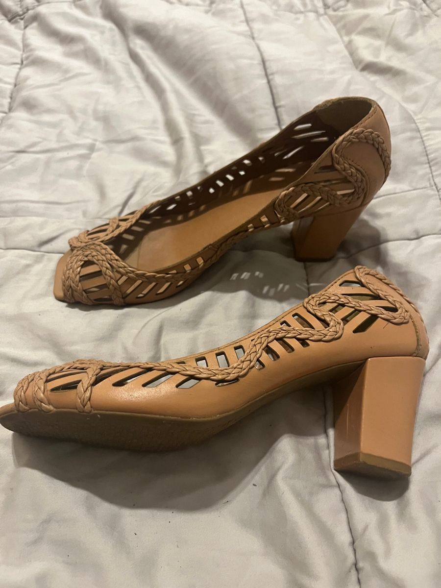 Sapato Na Cor Nude com Riqueza de Detalhes Varru Sapato