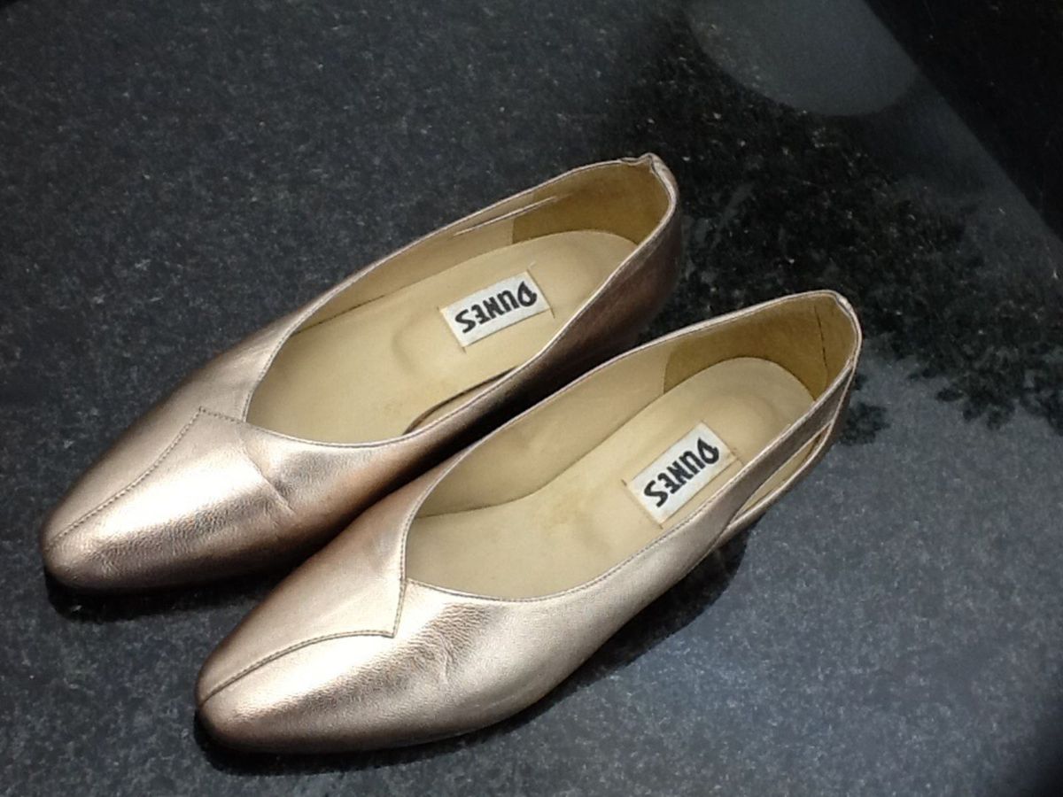 sapato dourado envelhecido