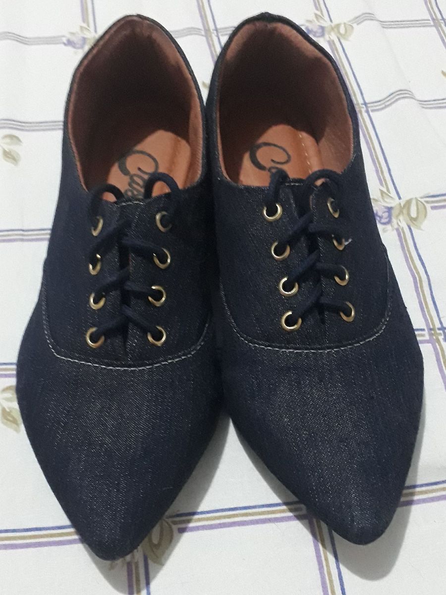 sapato fechado com cadarço feminino