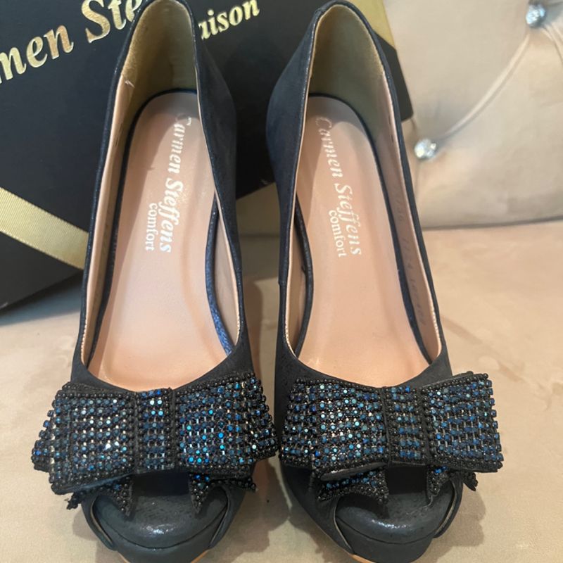Sapato Peep Toe Carmensteffens, Novo, 34 Azul Marinho com Detalhe Laço  Bordado Luxo Sandália Feminina Carmen Steffens Nunca Usado 84024435  enjoei