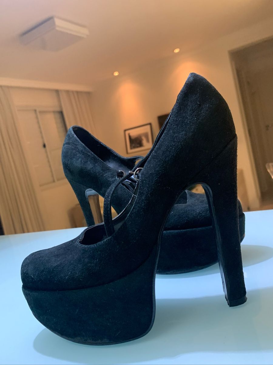 sapato de salto alto preto de camurça