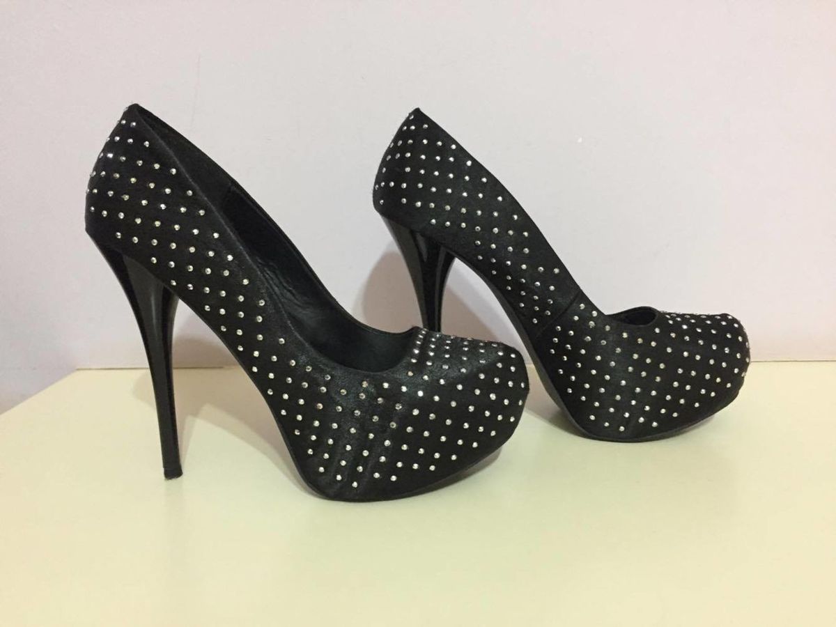 sapato preto com brilho