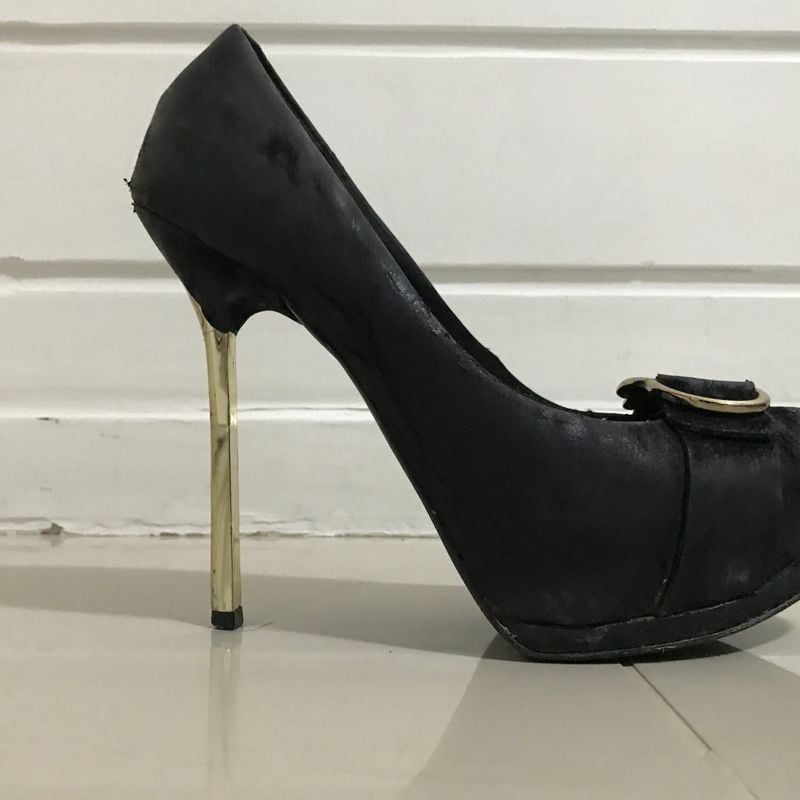 Sapato preto store com dourado feminino