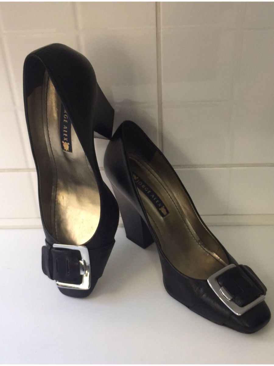 sapato preto com fivela feminino