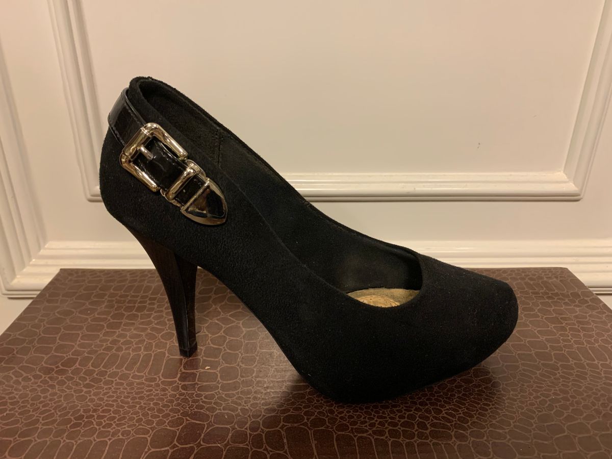 sapato preto com fivela feminino