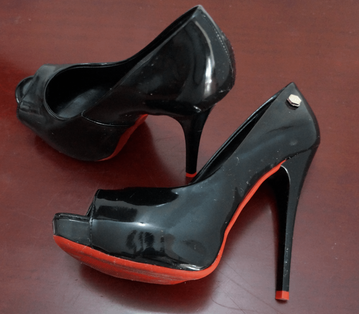 sapato preto solado vermelho