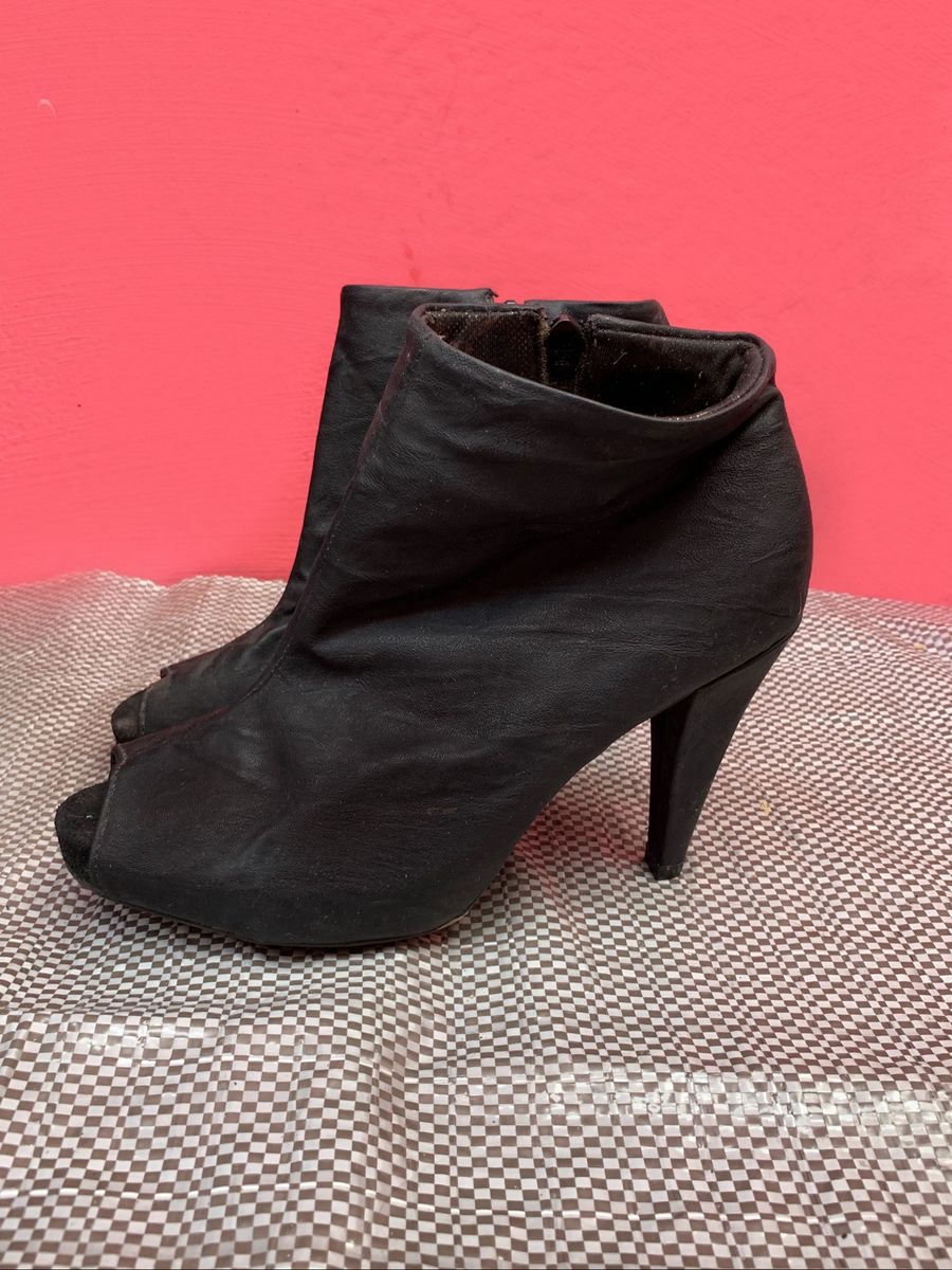 sapato preto fechado feminino